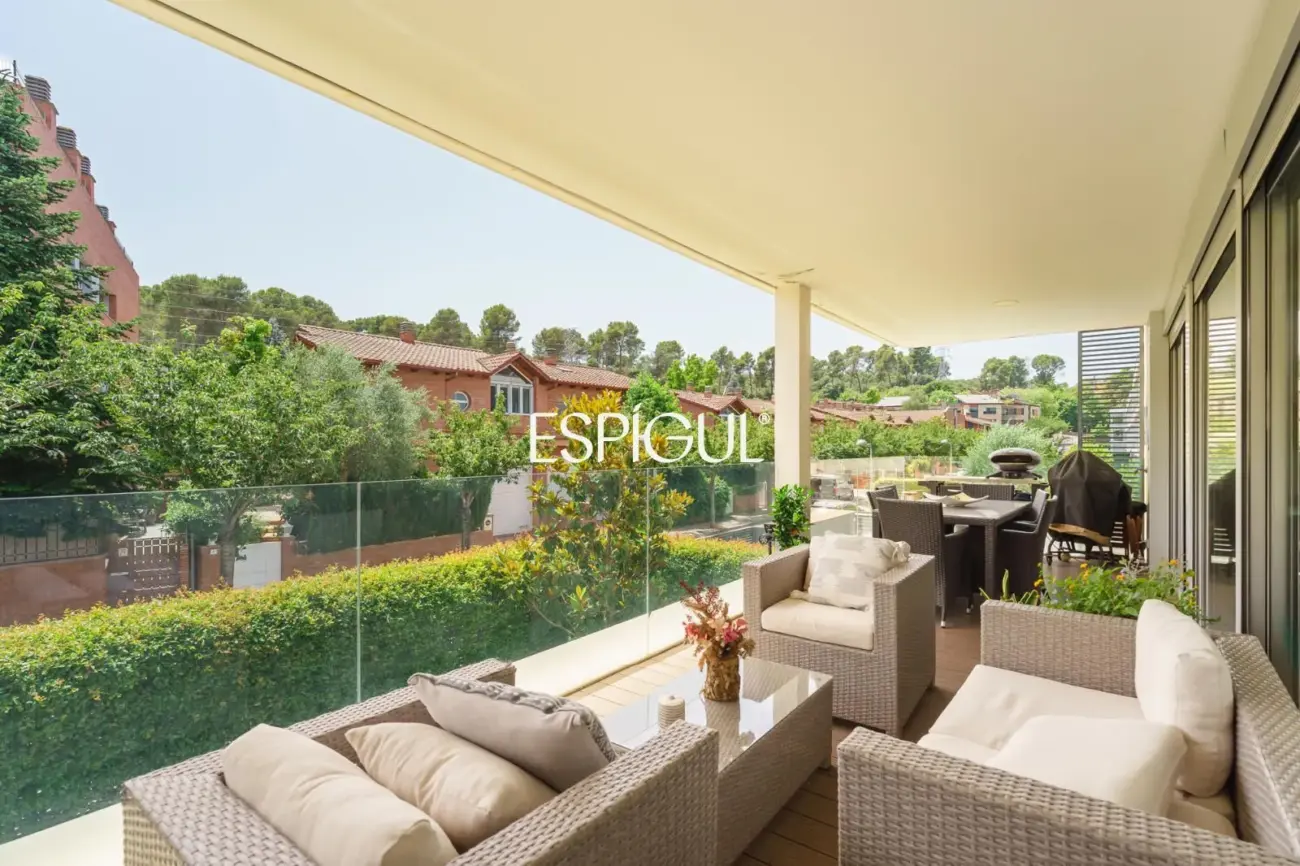 Piso premium en venta con terraza y piscina junto al Golf de Sant Cugat