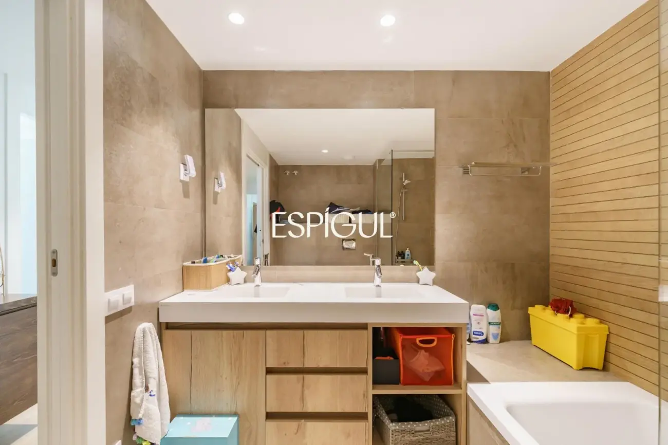 Piso premium en venta con terraza y piscina junto al Golf de Sant Cugat