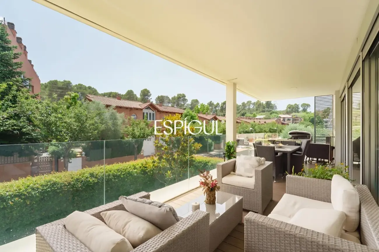 Piso premium en venta con terraza y piscina junto al Golf de Sant Cugat