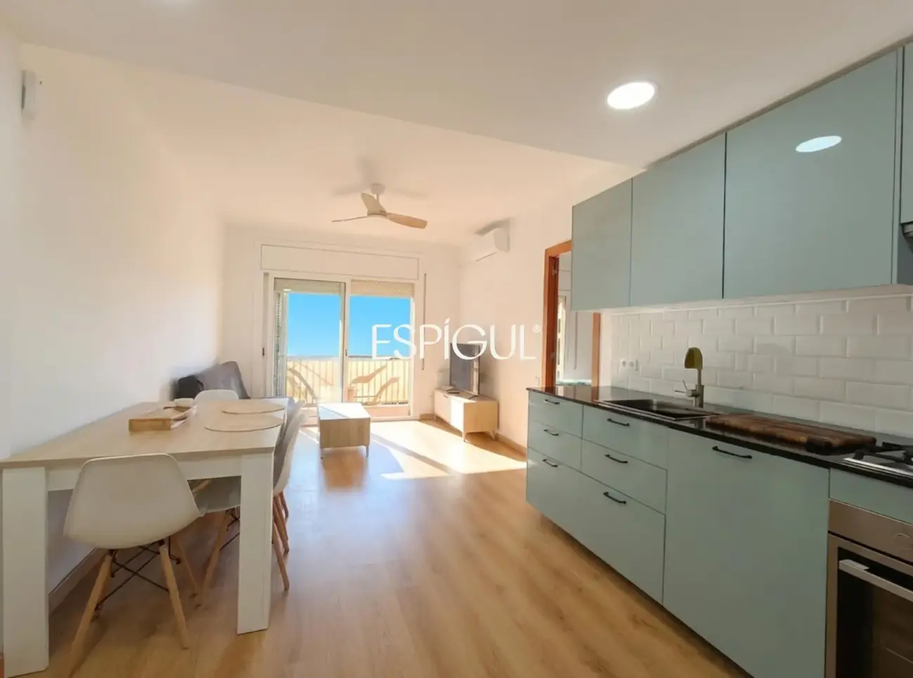 Piso reformado con terraza, vistas al mar y piscina comunitaria en el centro de Alella