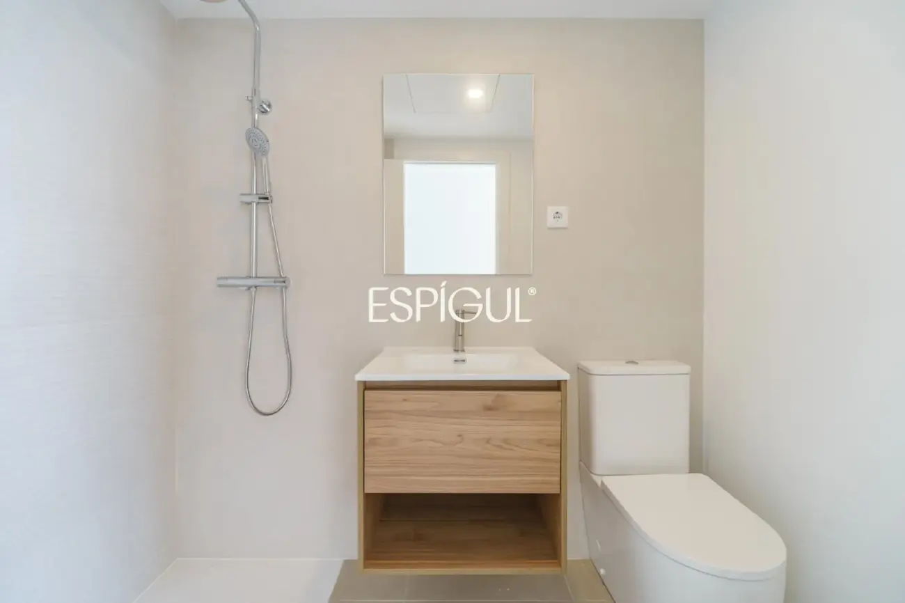 Exclusiva propiedad a estrenar con gran terraza, piscina y gimnasio en La Marina del Port
