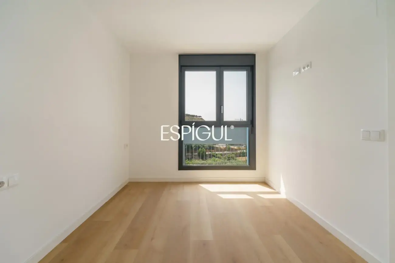Exclusiva propiedad a estrenar con gran terraza, piscina y gimnasio en La Marina del Port