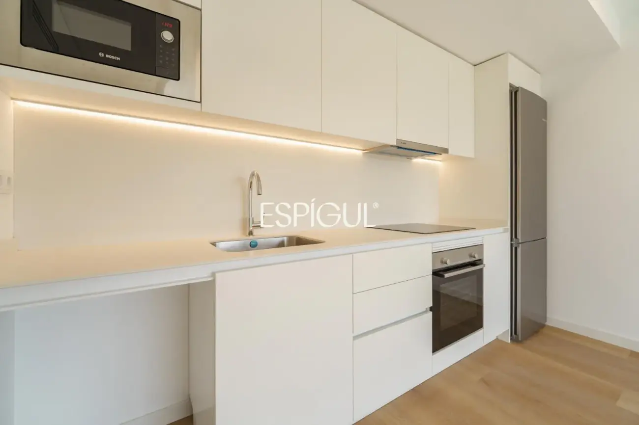 Exclusiva propiedad a estrenar con gran terraza, piscina y gimnasio en La Marina del Port