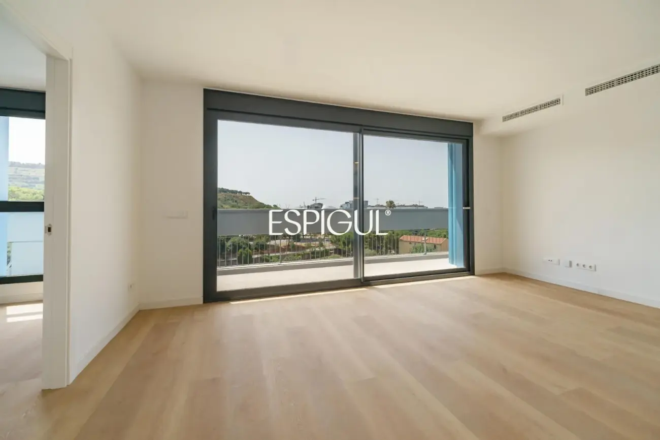 Exclusiva propiedad a estrenar con gran terraza, piscina y gimnasio en La Marina del Port