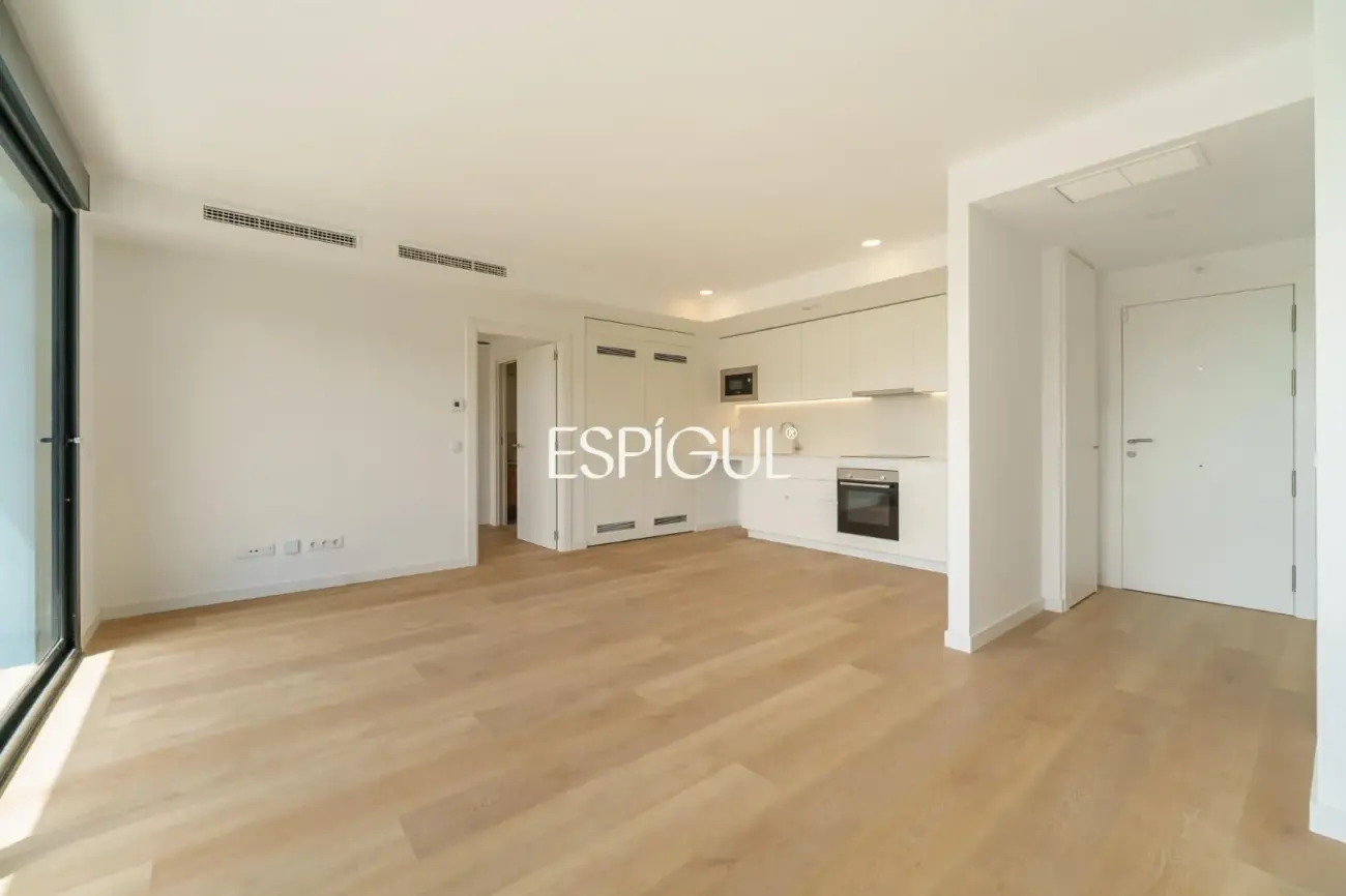 Exclusiva propiedad a estrenar con gran terraza, piscina y gimnasio en La Marina del Port