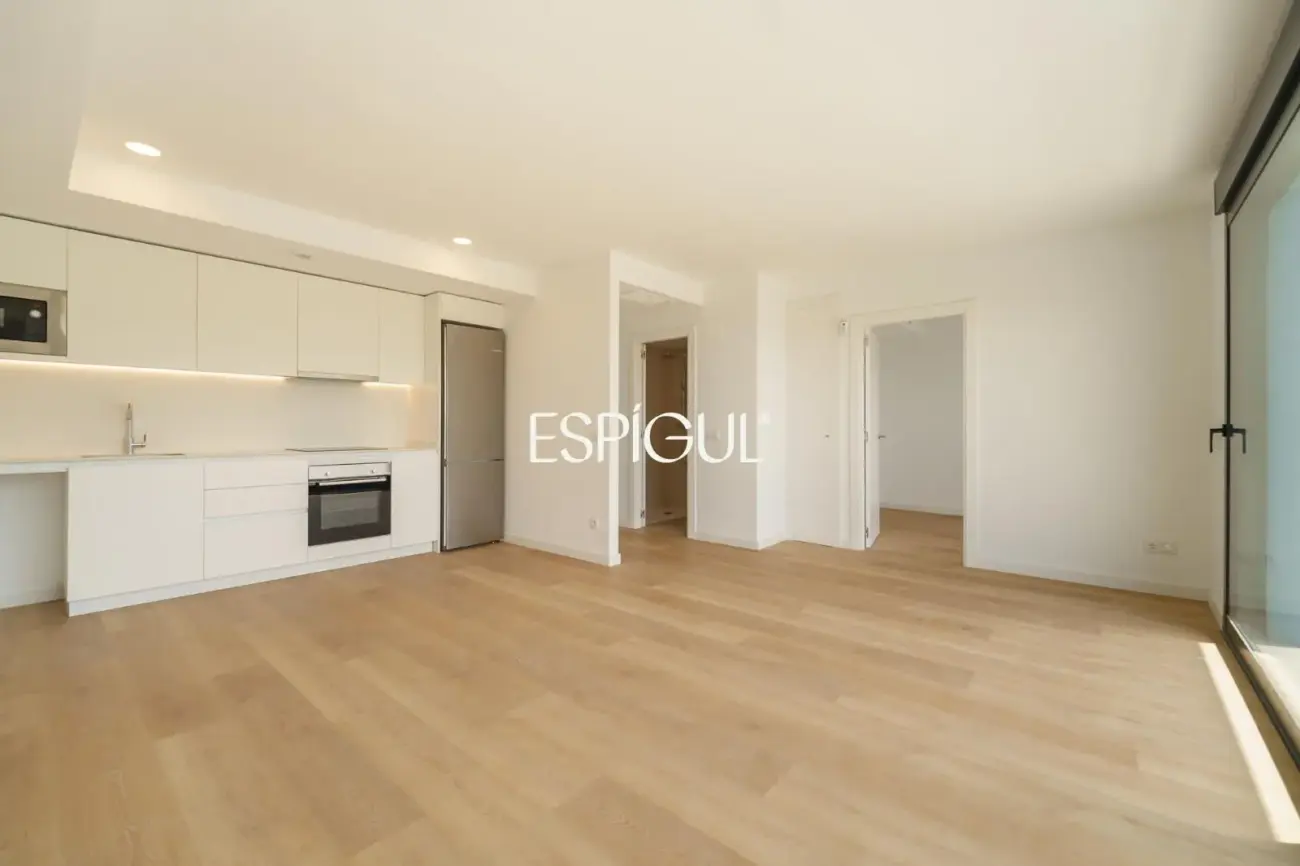 Exclusiva propiedad a estrenar con gran terraza, piscina y gimnasio en La Marina del Port