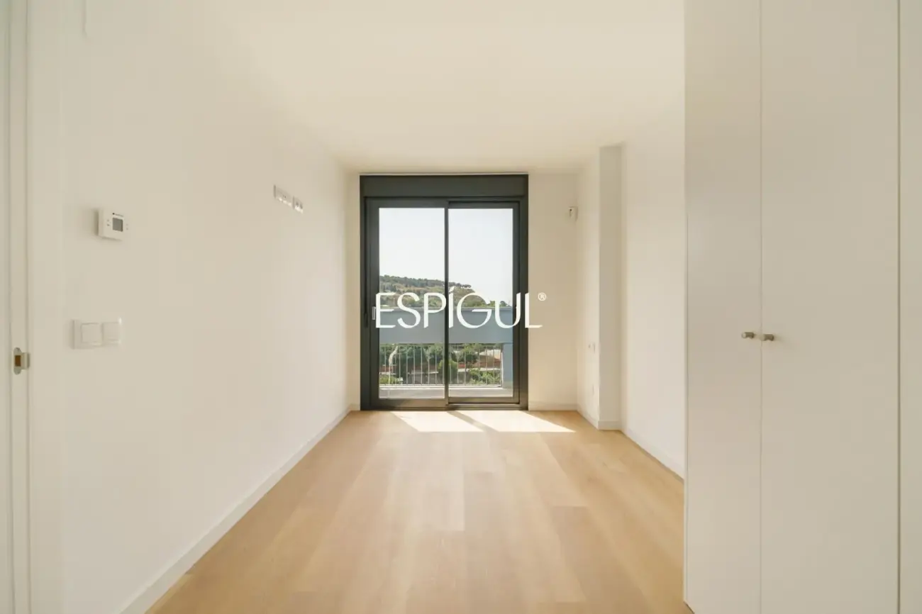 Exclusiva propiedad a estrenar con gran terraza, piscina y gimnasio en La Marina del Port