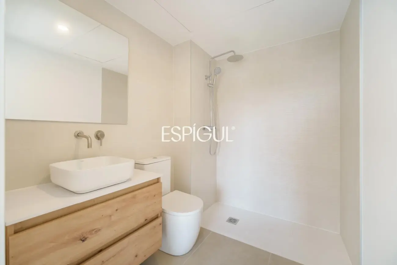 Exclusiva propiedad a estrenar con gran terraza, piscina y gimnasio en La Marina del Port