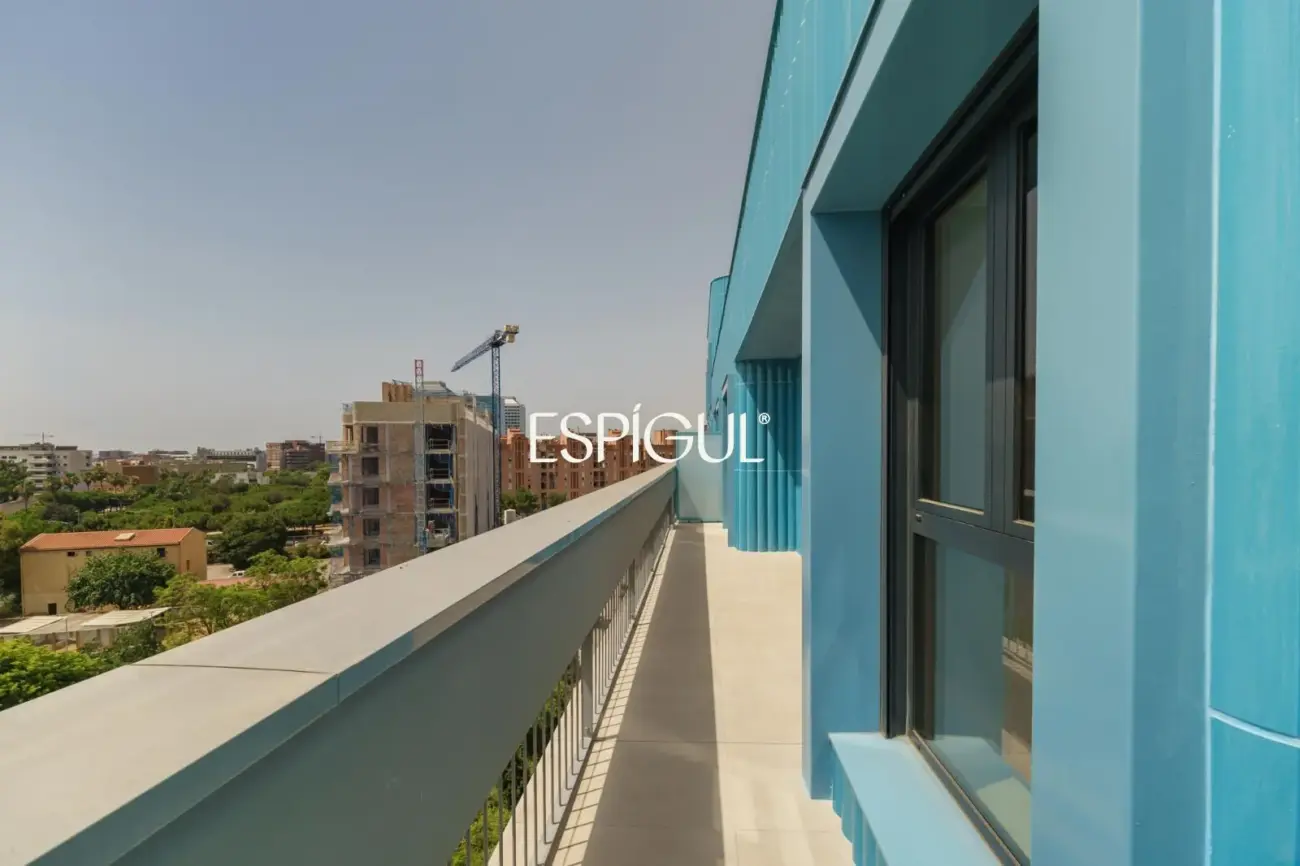 Exclusiva propiedad a estrenar con gran terraza, piscina y gimnasio en La Marina del Port
