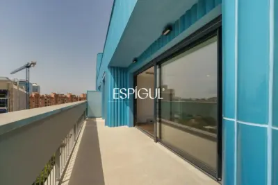 Exclusiva propiedad a estrenar con gran terraza, piscina y gimnasio en La Marina del Port