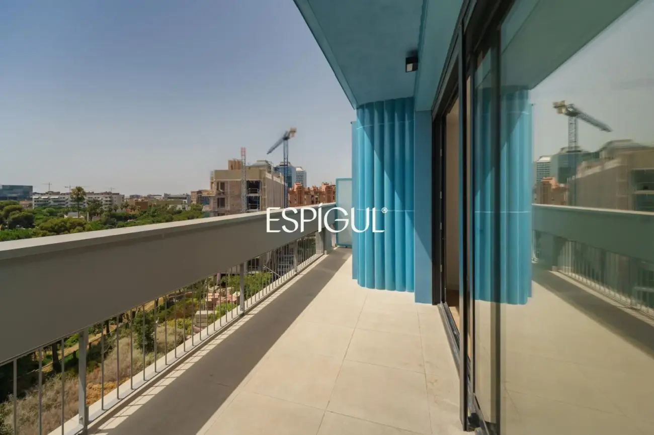 Exclusiva propiedad a estrenar con gran terraza, piscina y gimnasio en La Marina del Port