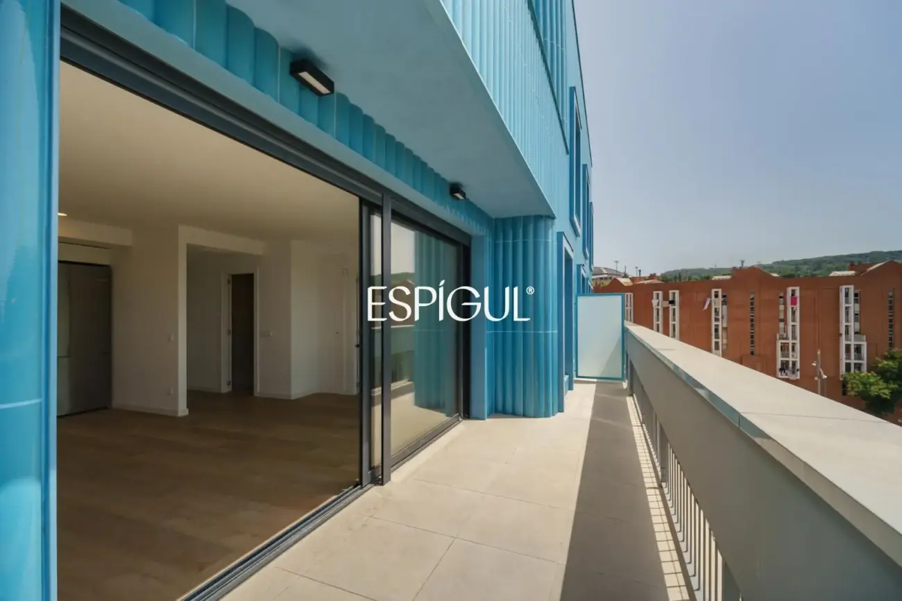 Exclusiva propiedad a estrenar con gran terraza, piscina y gimnasio en La Marina del Port