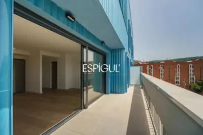Exclusiva propiedad a estrenar con gran terraza, piscina y gimnasio en La Marina del Port