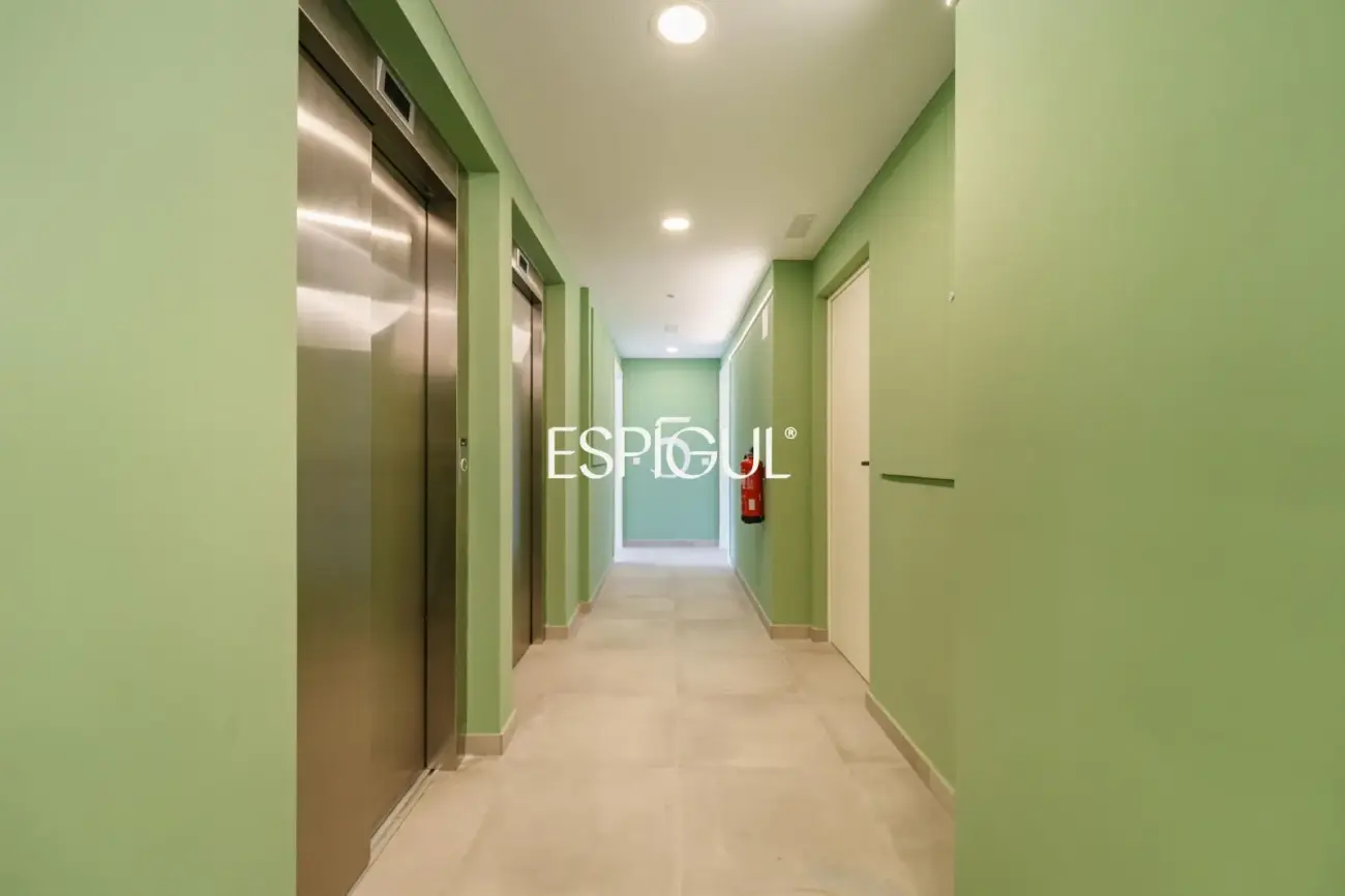 Exclusiva propiedad a estrenar con gran terraza, piscina y gimnasio en La Marina del Port