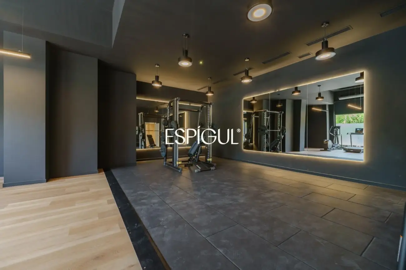 Exclusiva propiedad a estrenar con gran terraza, piscina y gimnasio en La Marina del Port