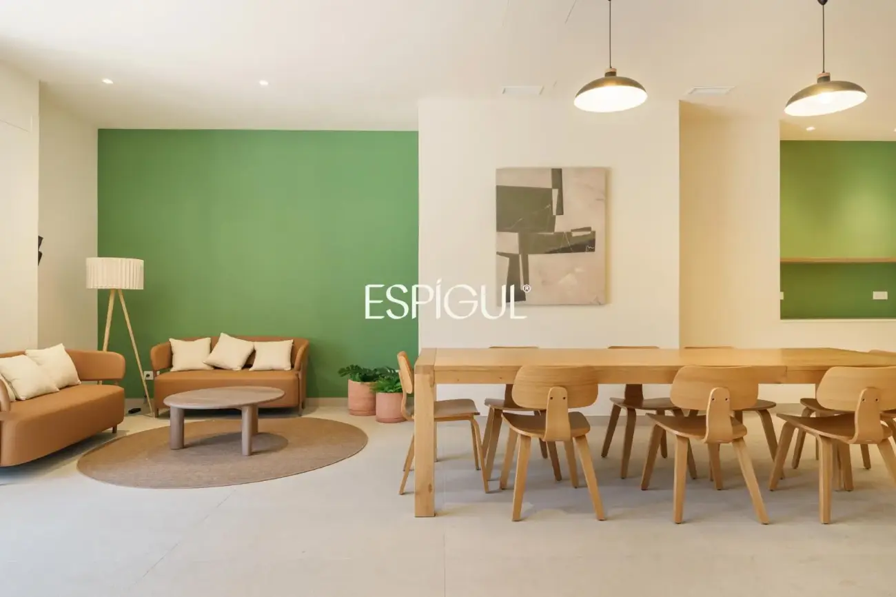 Exclusiva propiedad a estrenar con gran terraza, piscina y gimnasio en La Marina del Port
