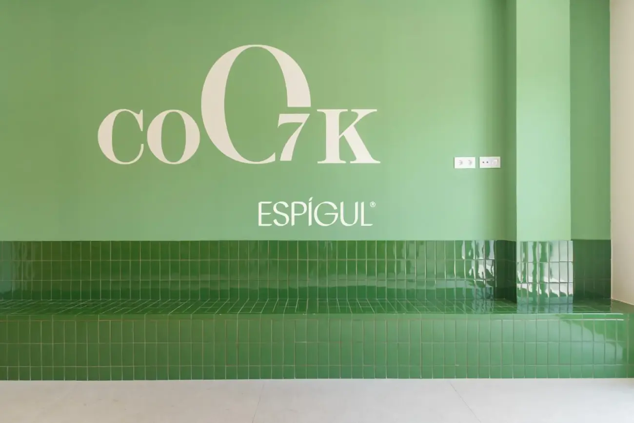 Exclusiva propiedad a estrenar con gran terraza, piscina y gimnasio en La Marina del Port