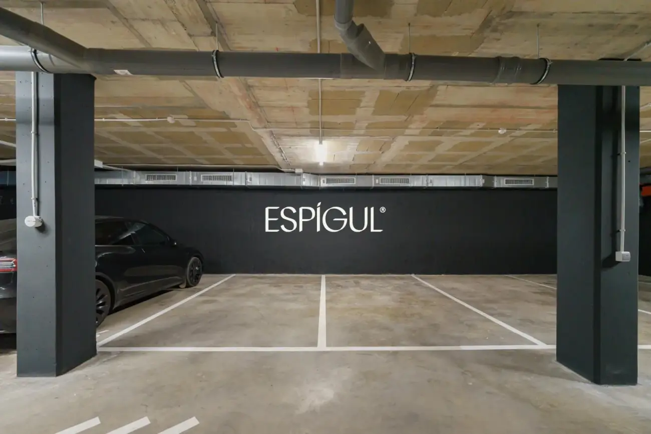 Exclusiva propiedad a estrenar con gran terraza, piscina y gimnasio en La Marina del Port