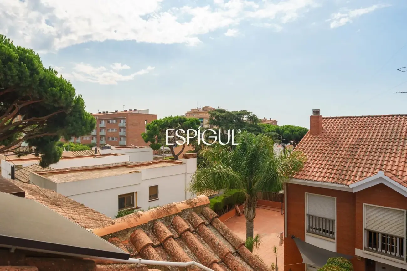 Casa adossada amb piscina privada al centre de Premià de Mar