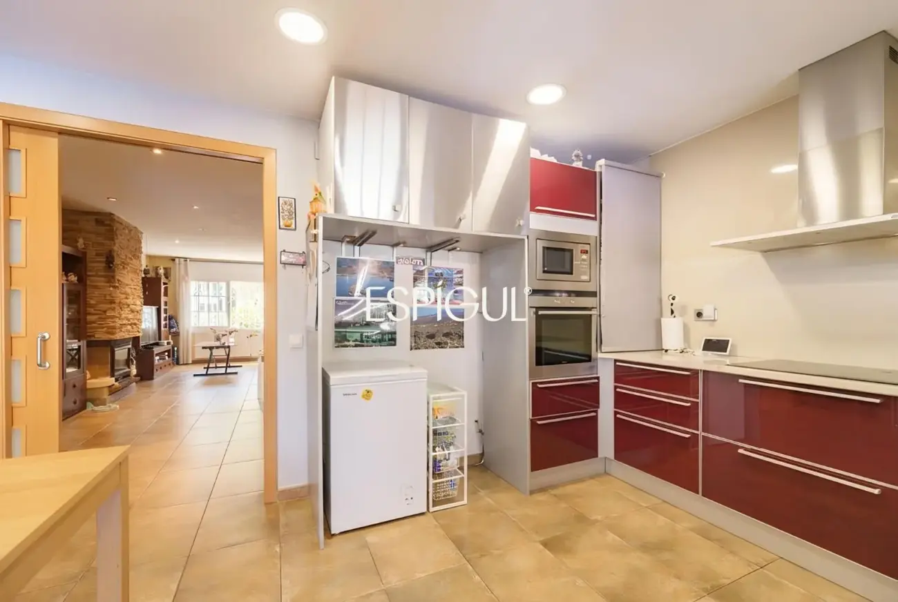 Casa adossada amb piscina privada al centre de Premià de Mar
