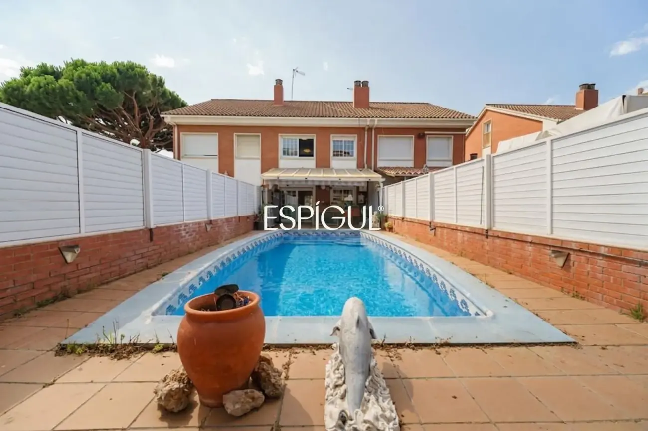 Casa adossada amb piscina privada al centre de Premià de Mar