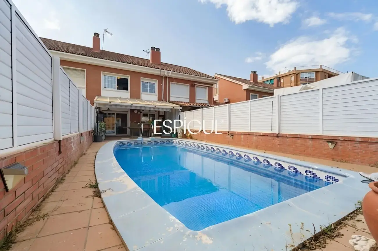 Casa adossada amb piscina privada al centre de Premià de Mar