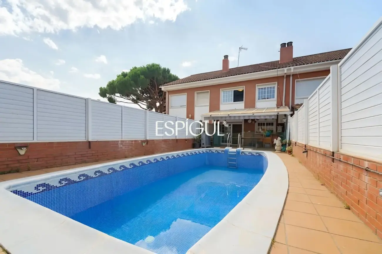 Casa adossada amb piscina privada al centre de Premià de Mar