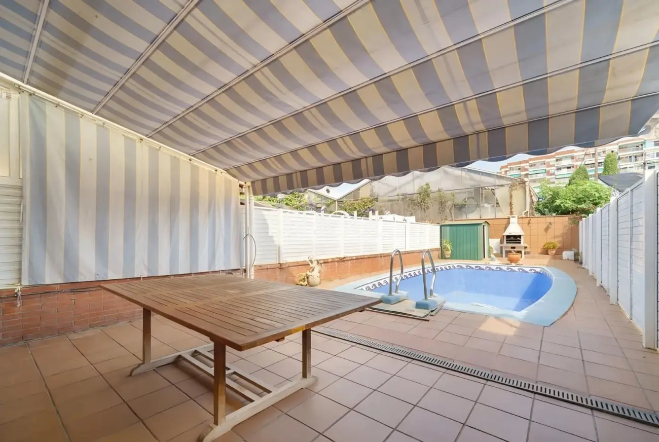 Casa adossada amb piscina privada al centre de Premià de Mar