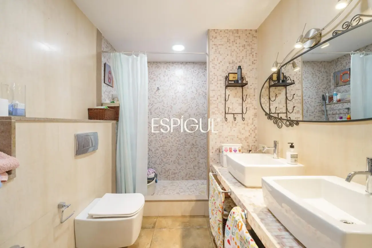 Casa adossada amb piscina privada al centre de Premià de Mar