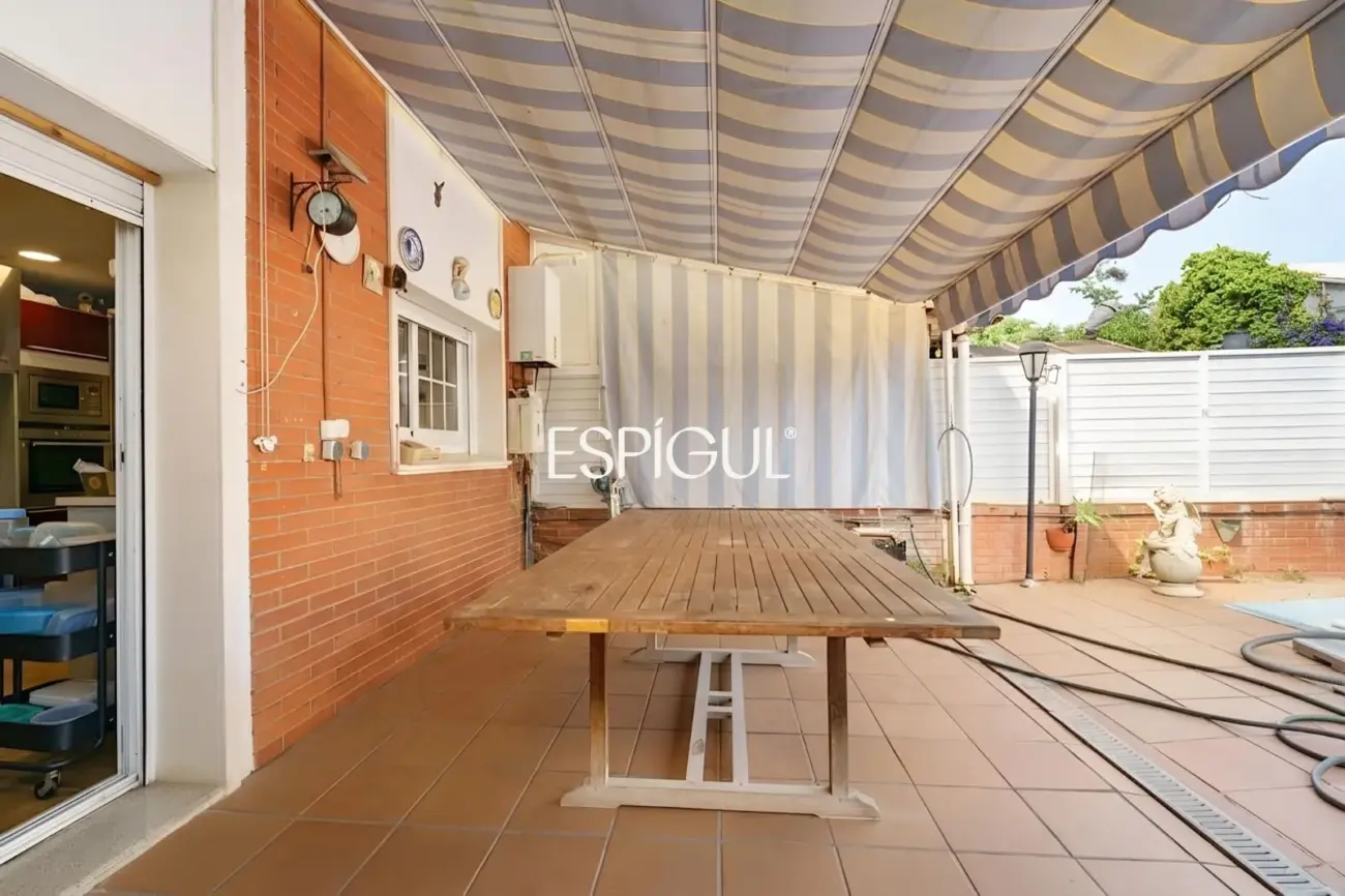 Casa adossada amb piscina privada al centre de Premià de Mar