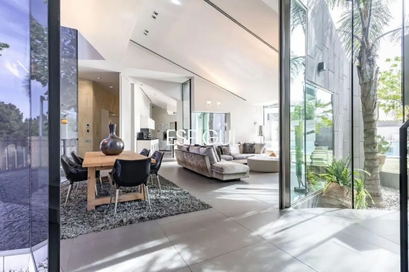 Architect-designed detached house for sale