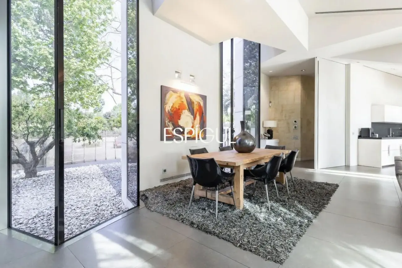 Architect-designed detached house for sale