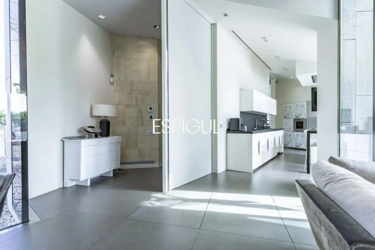 Architect-designed detached house for sale