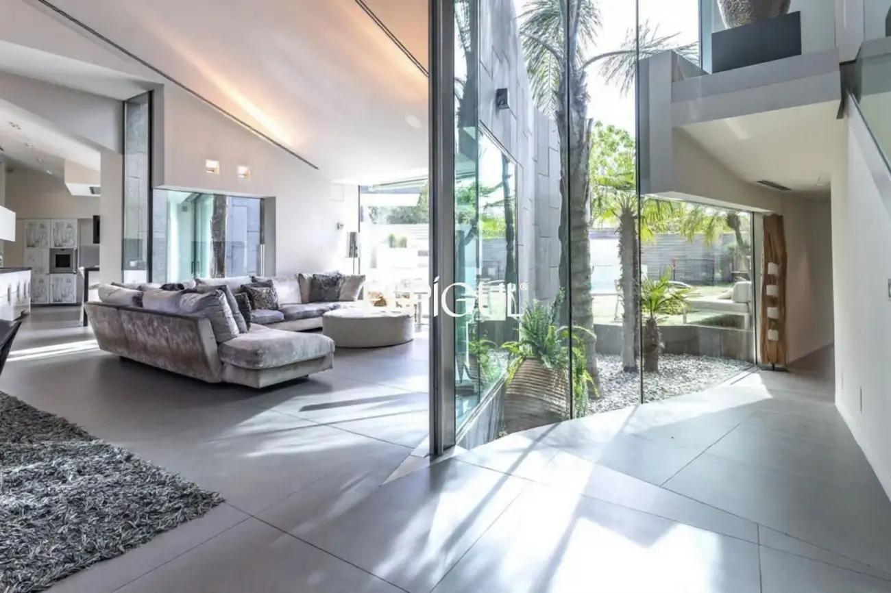 Architect-designed detached house for sale