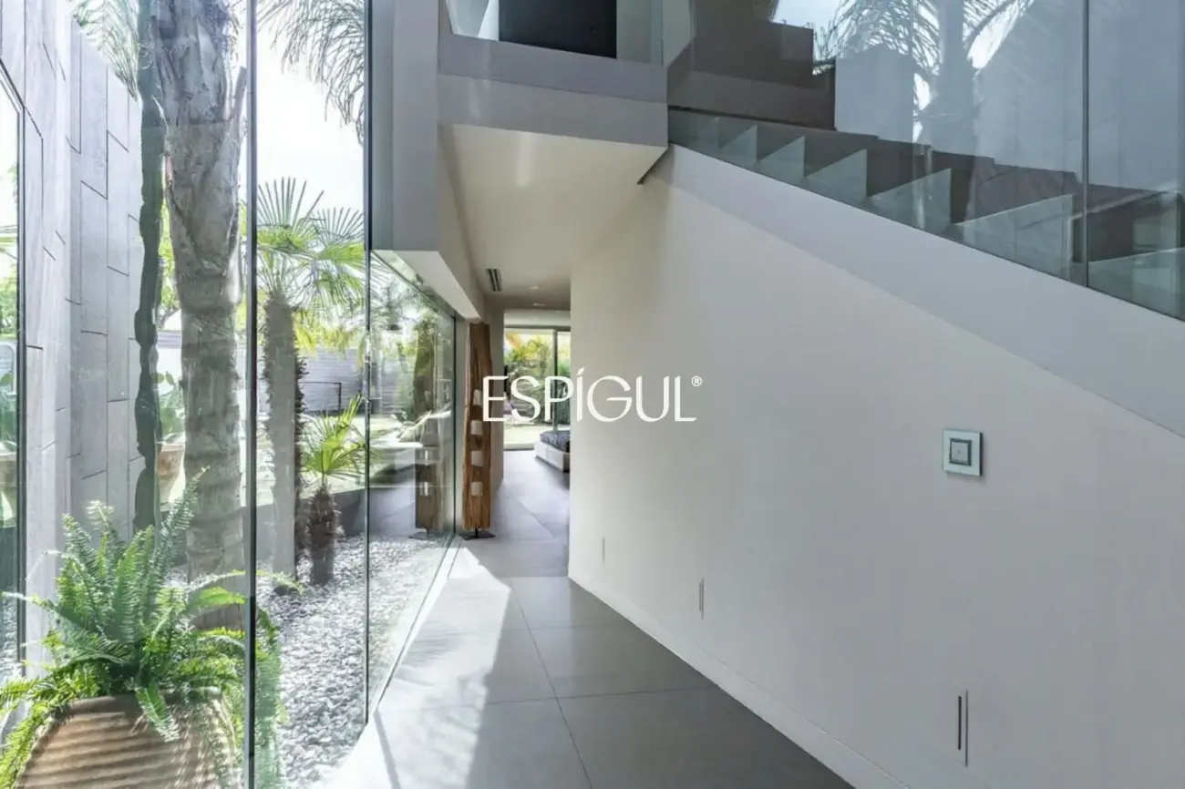 Architect-designed detached house for sale