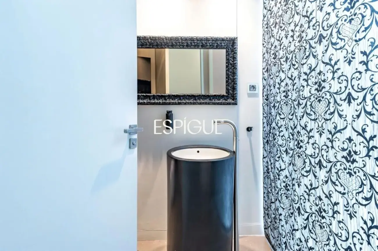 Architect-designed detached house for sale