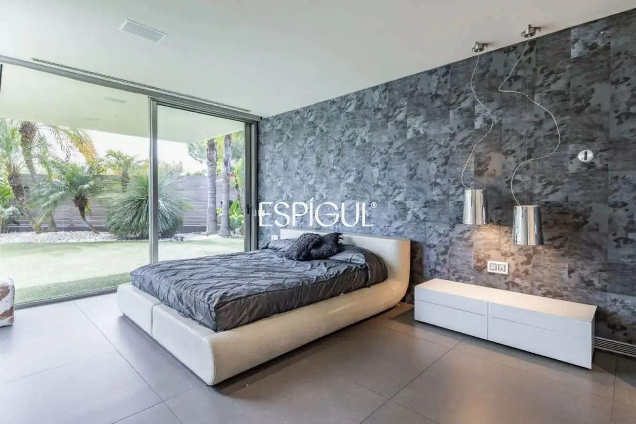 Architect-designed detached house for sale
