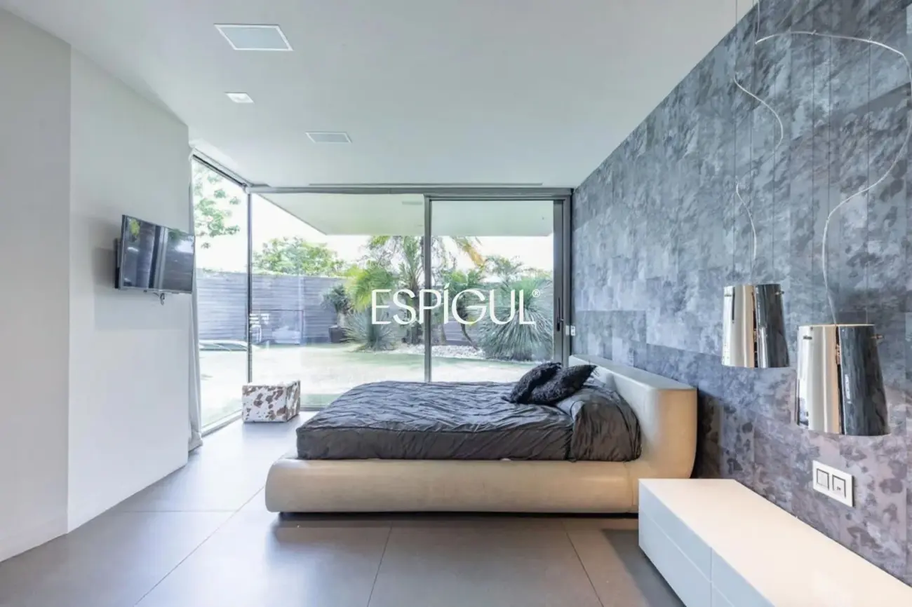 Architect-designed detached house for sale