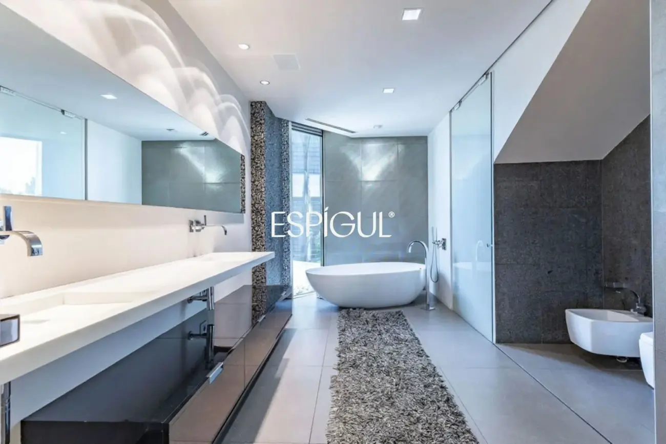 Architect-designed detached house for sale