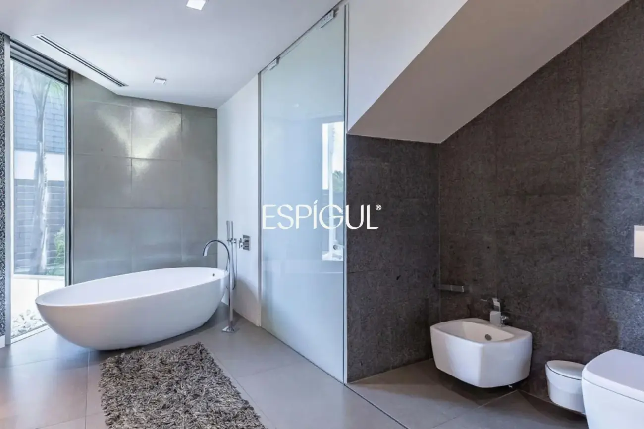 Architect-designed detached house for sale