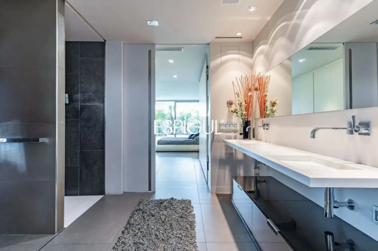 Architect-designed detached house for sale