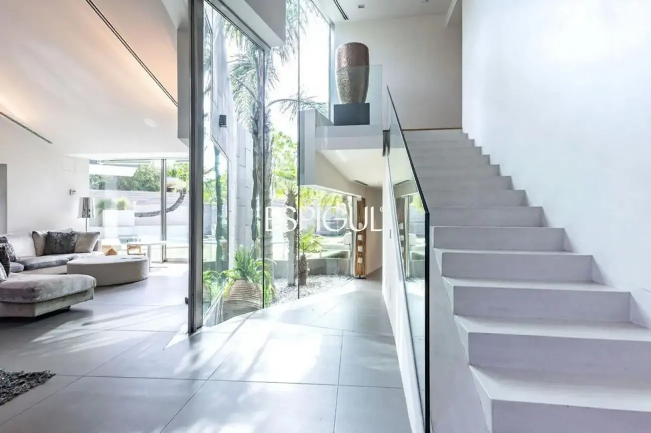 Architect-designed detached house for sale