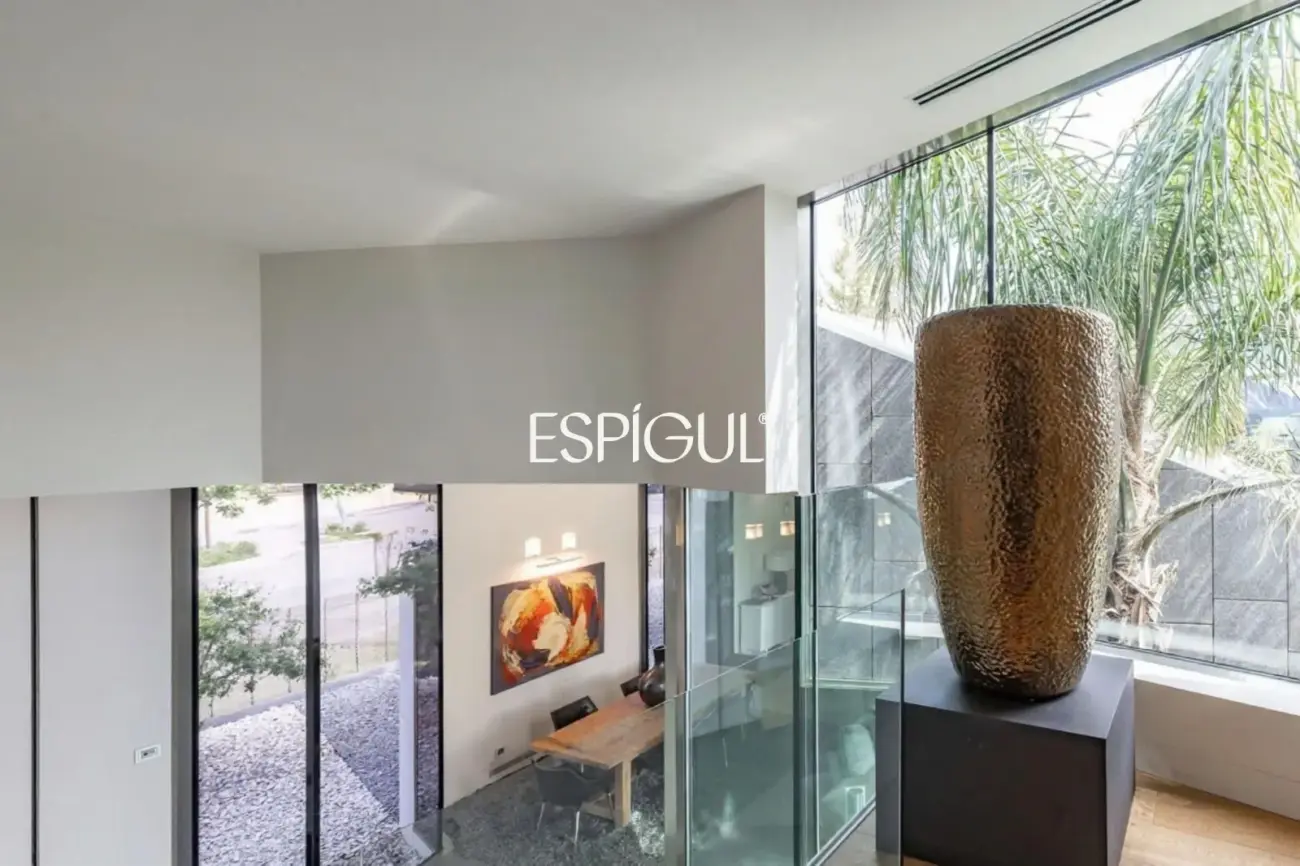 Architect-designed detached house for sale