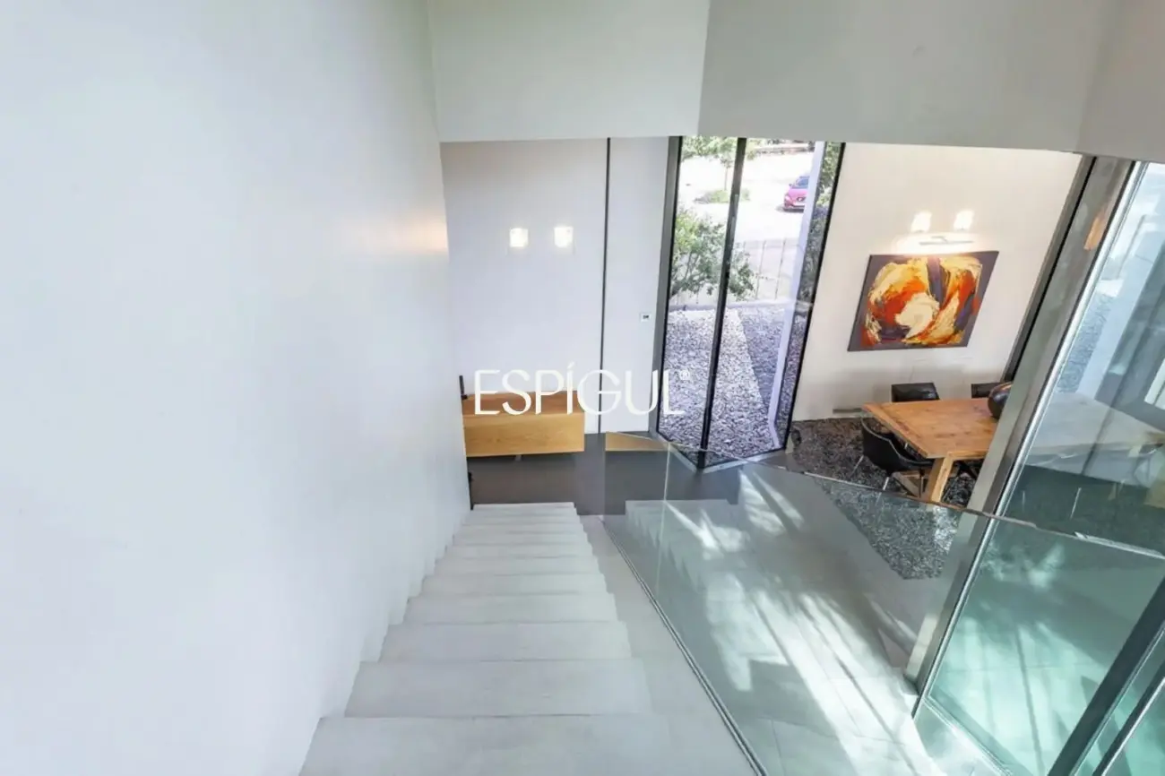 Architect-designed detached house for sale