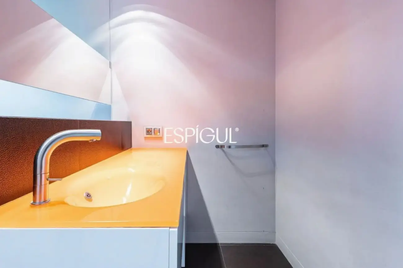 Architect-designed detached house for sale