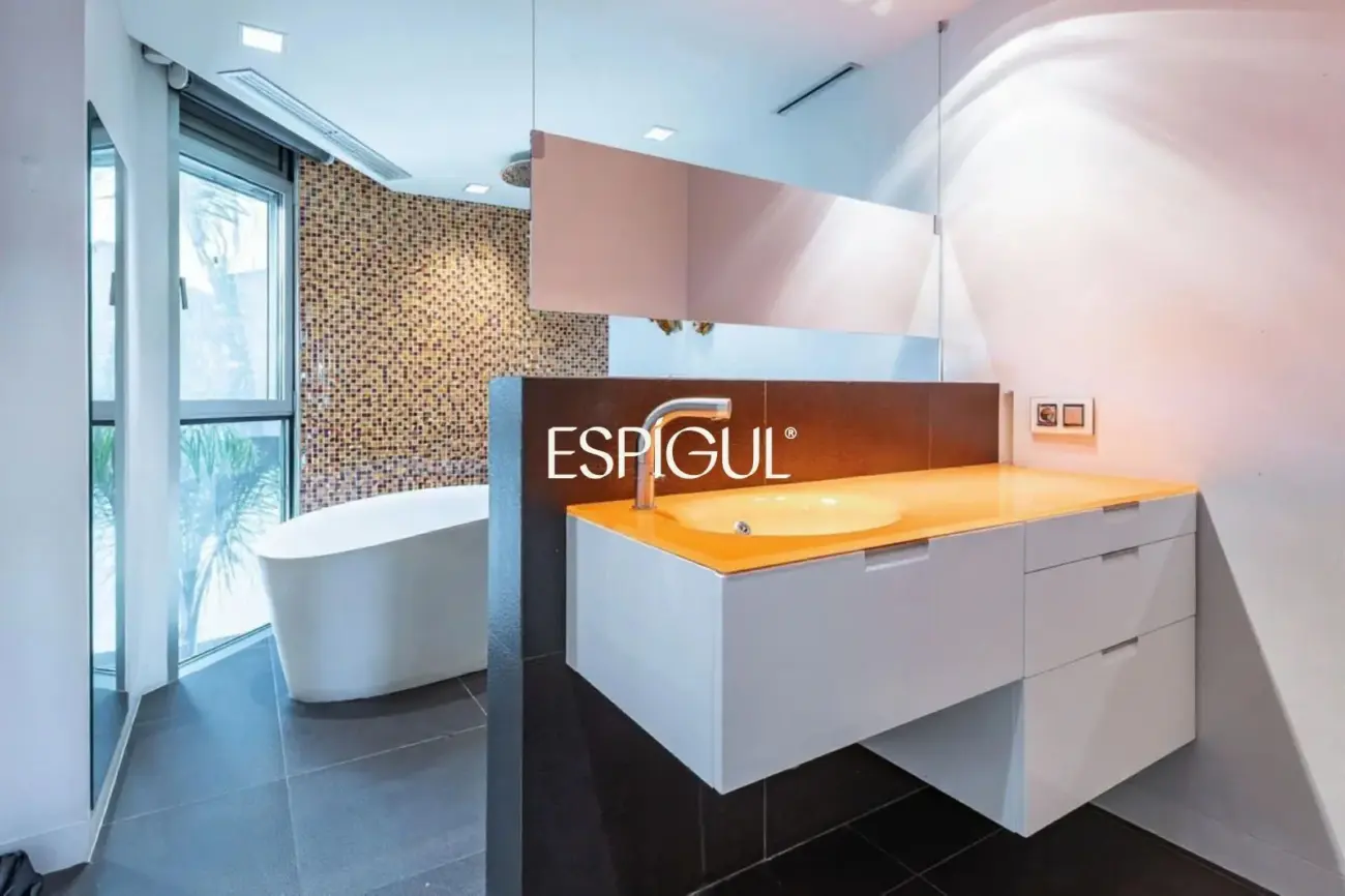 Architect-designed detached house for sale