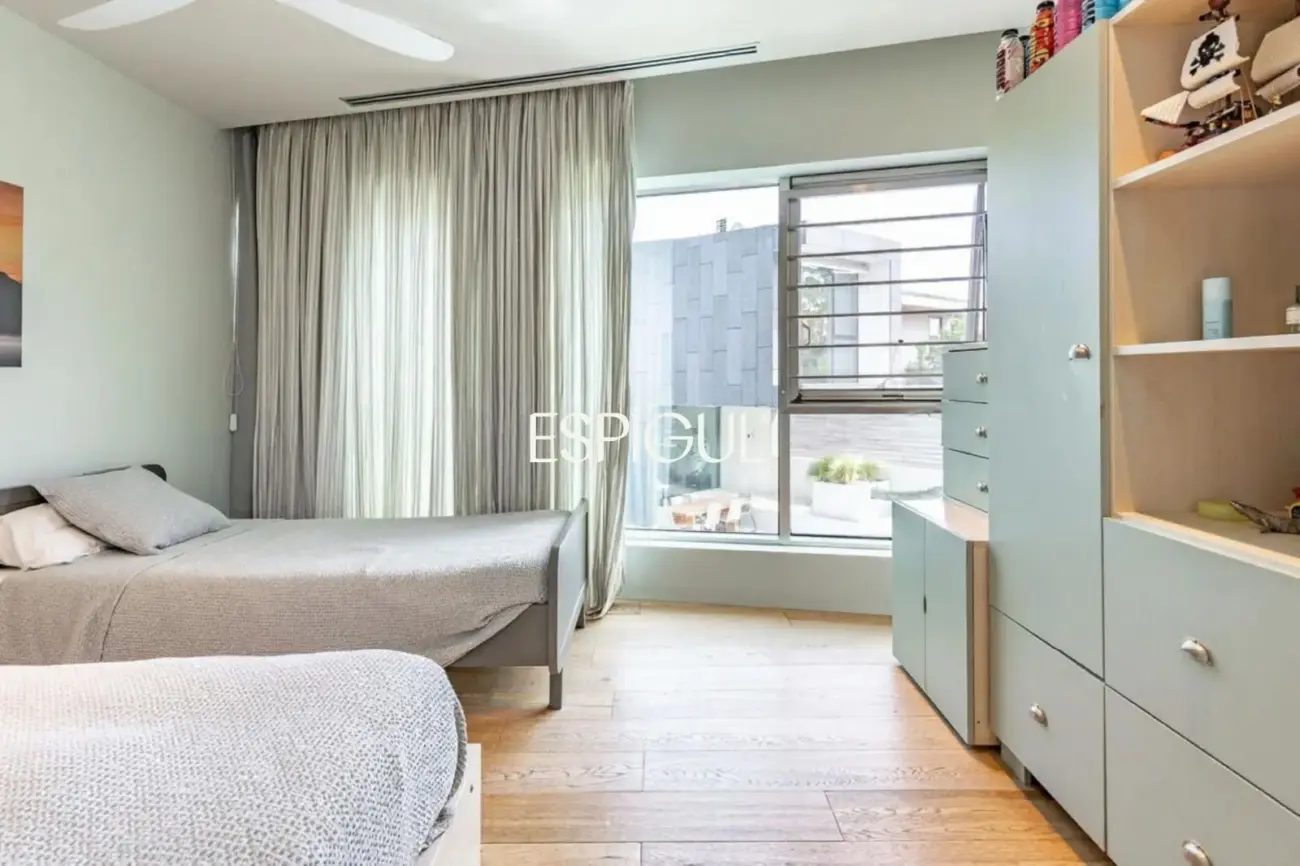 Architect-designed detached house for sale