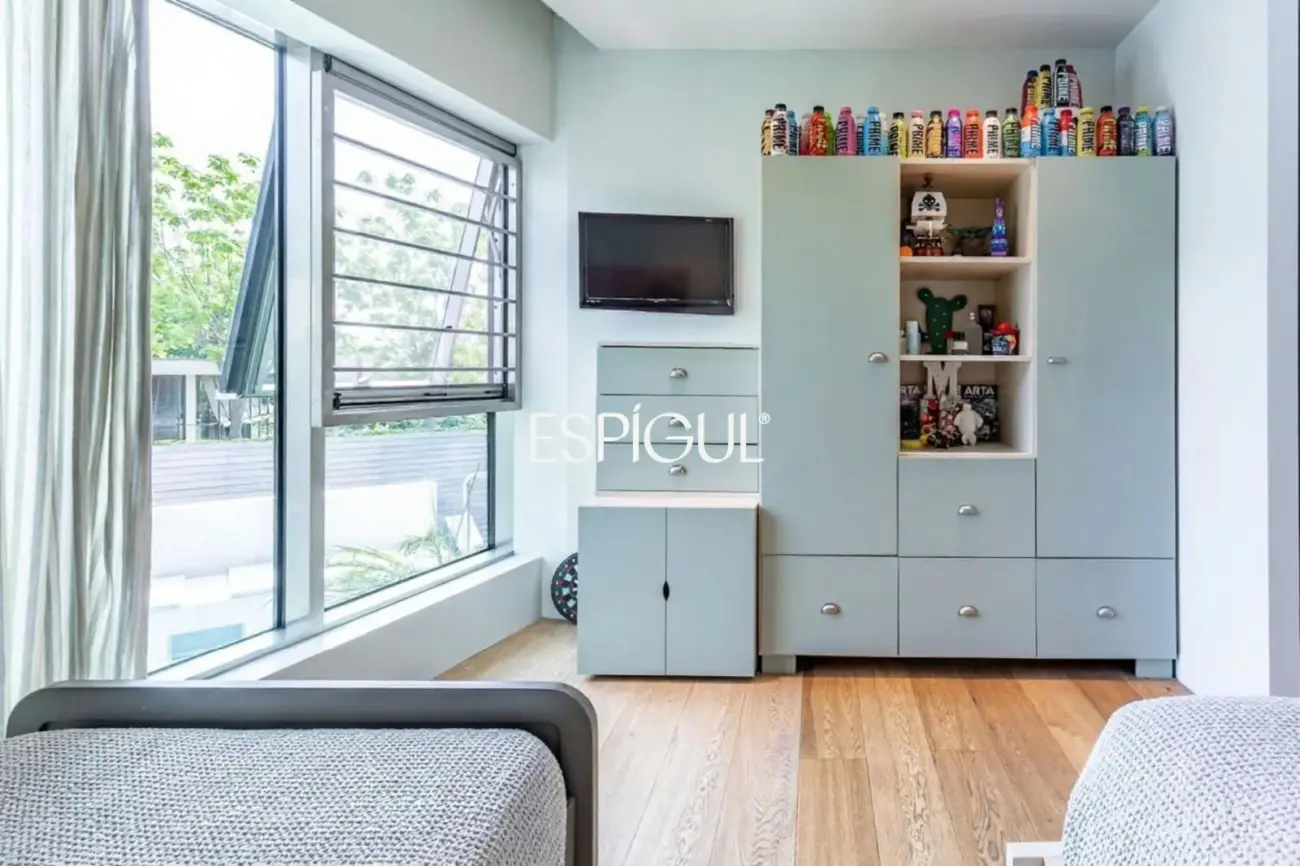 Architect-designed detached house for sale