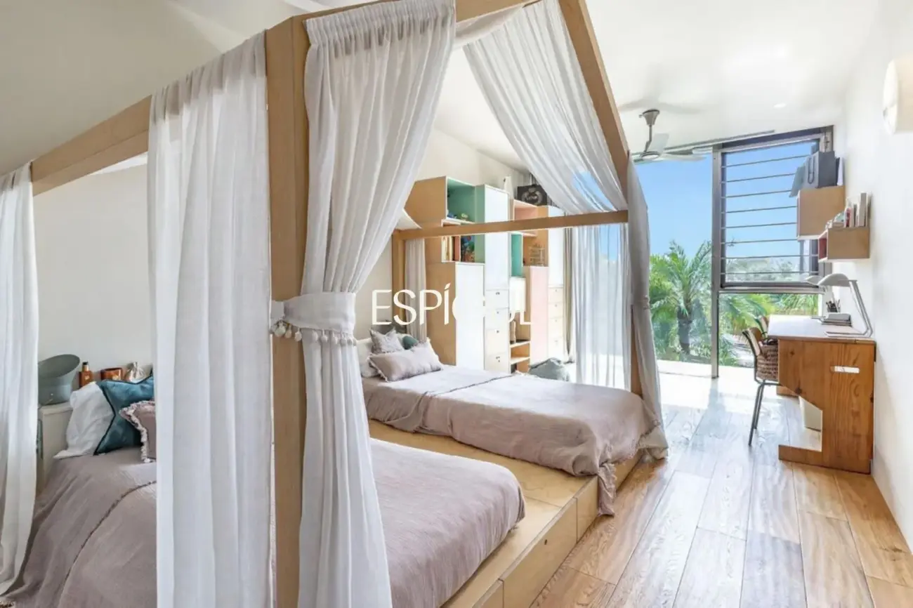 Architect-designed detached house for sale