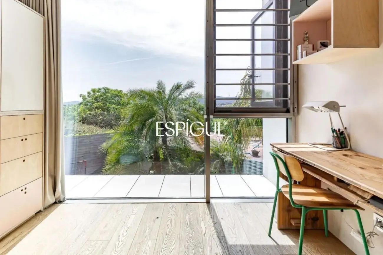 Architect-designed detached house for sale